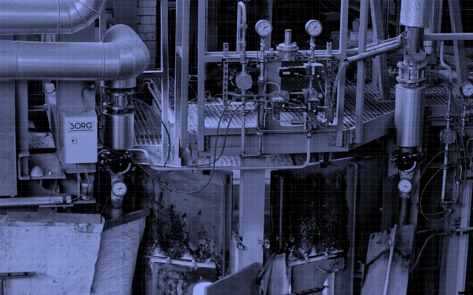 Tuyauteries, vannes et manomètres d'une installation industrielle