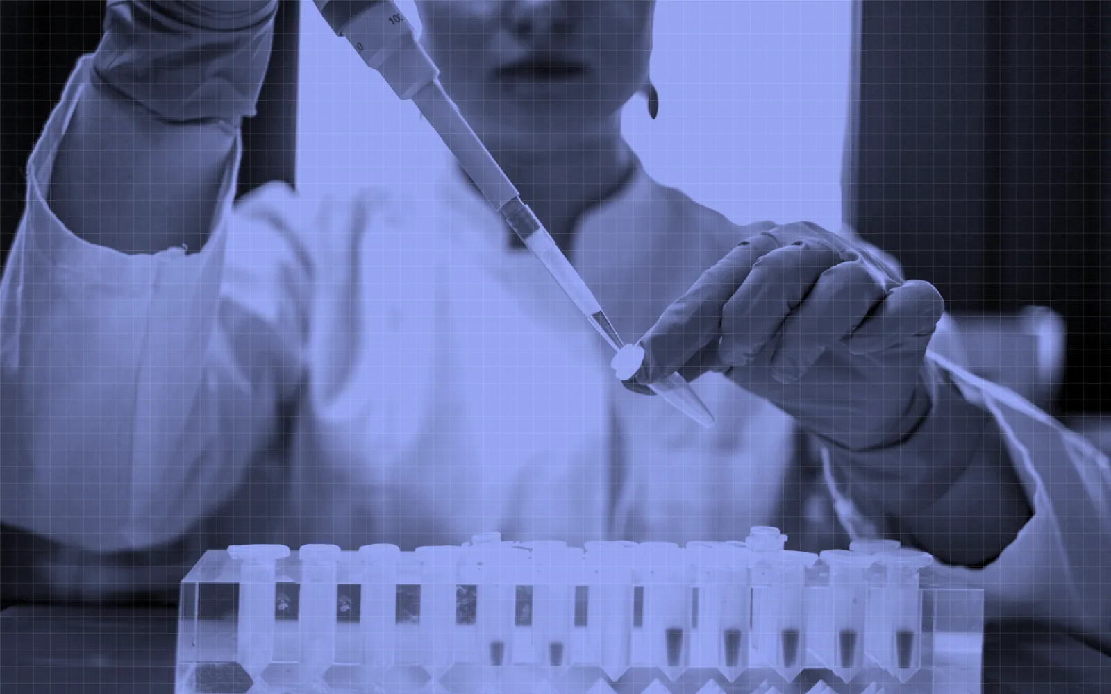 En laboratoire, une pipette au-dessus d'un portoir de tubes