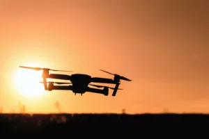 Drone en vol au coucher du soleil.