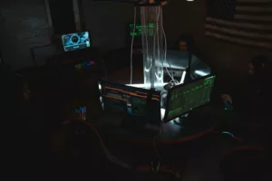 Cyberattaque ou centre de sécurité militaire sombre avec des écrans d'ordinateur lumineux et des personnes travaillant dans l'obscurité.